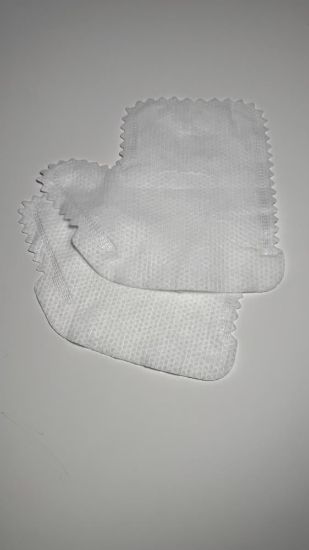 صورة قفازات ناعمة لمسح أوراق النباتات